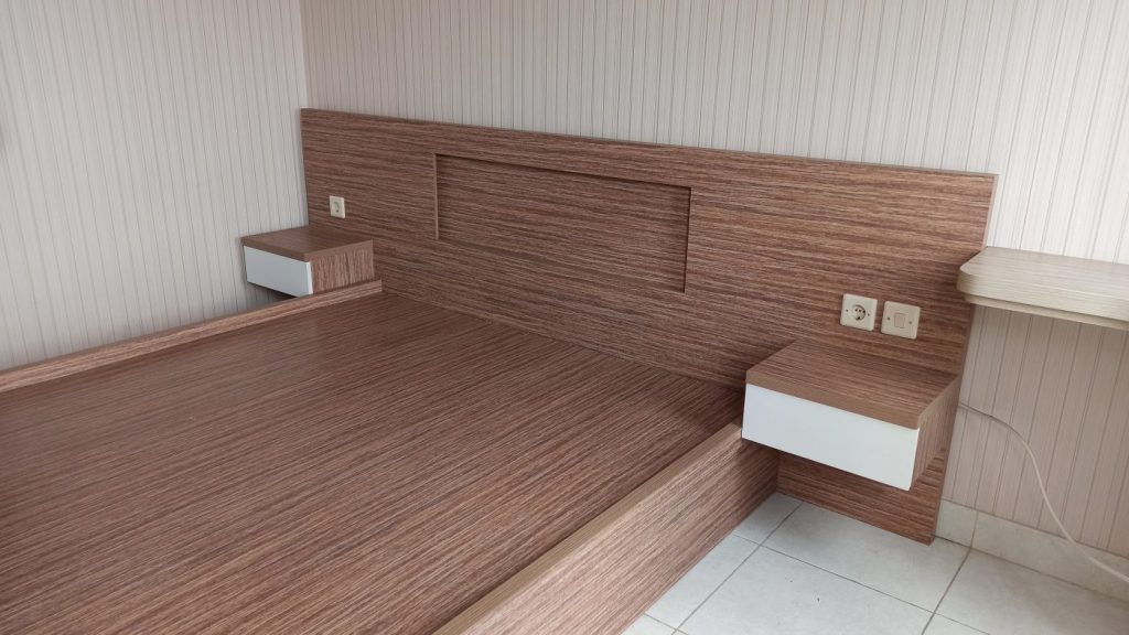 kamar tidur motif kayu