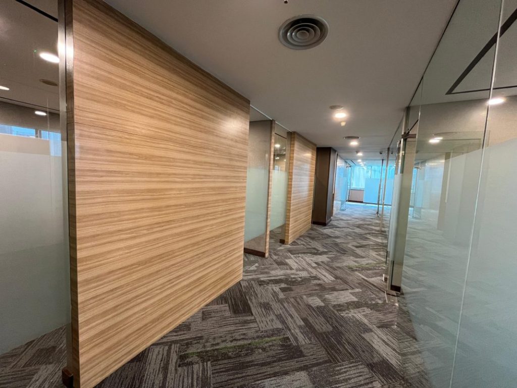 kantor motif kayu