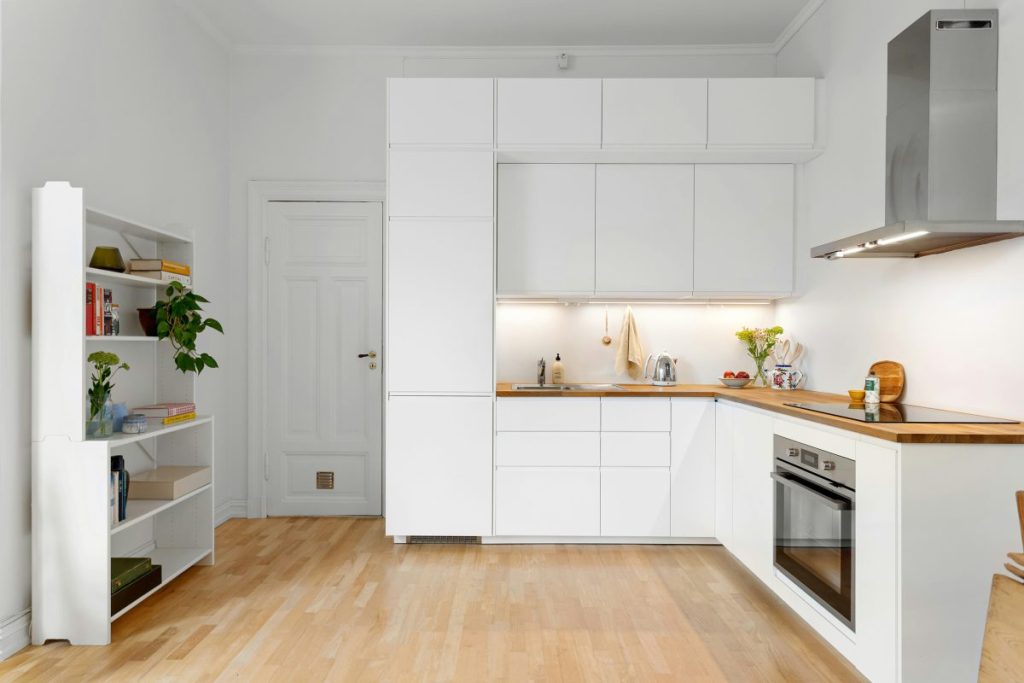 kombinasi-dapur-putih-dan-motif-kayu
